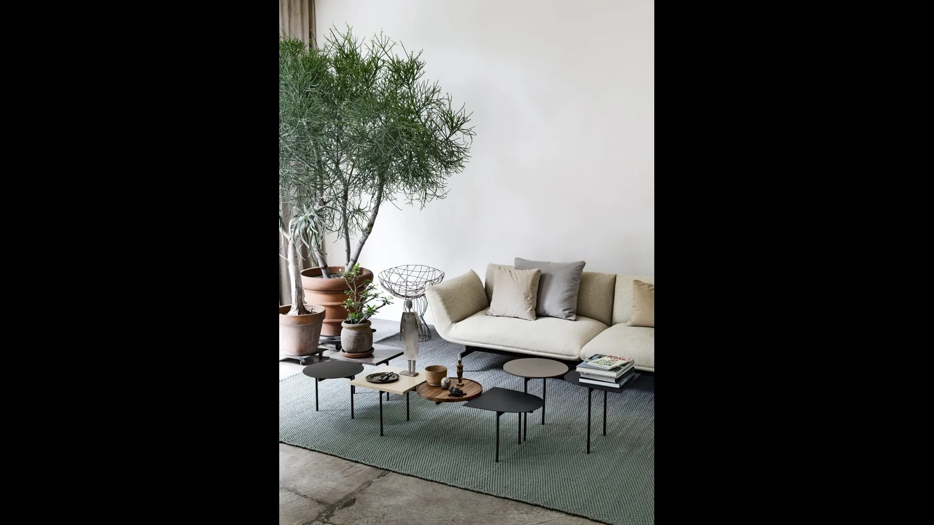 Tavolini Constellations in laccato e legno con struttura in metallo di Kristalia