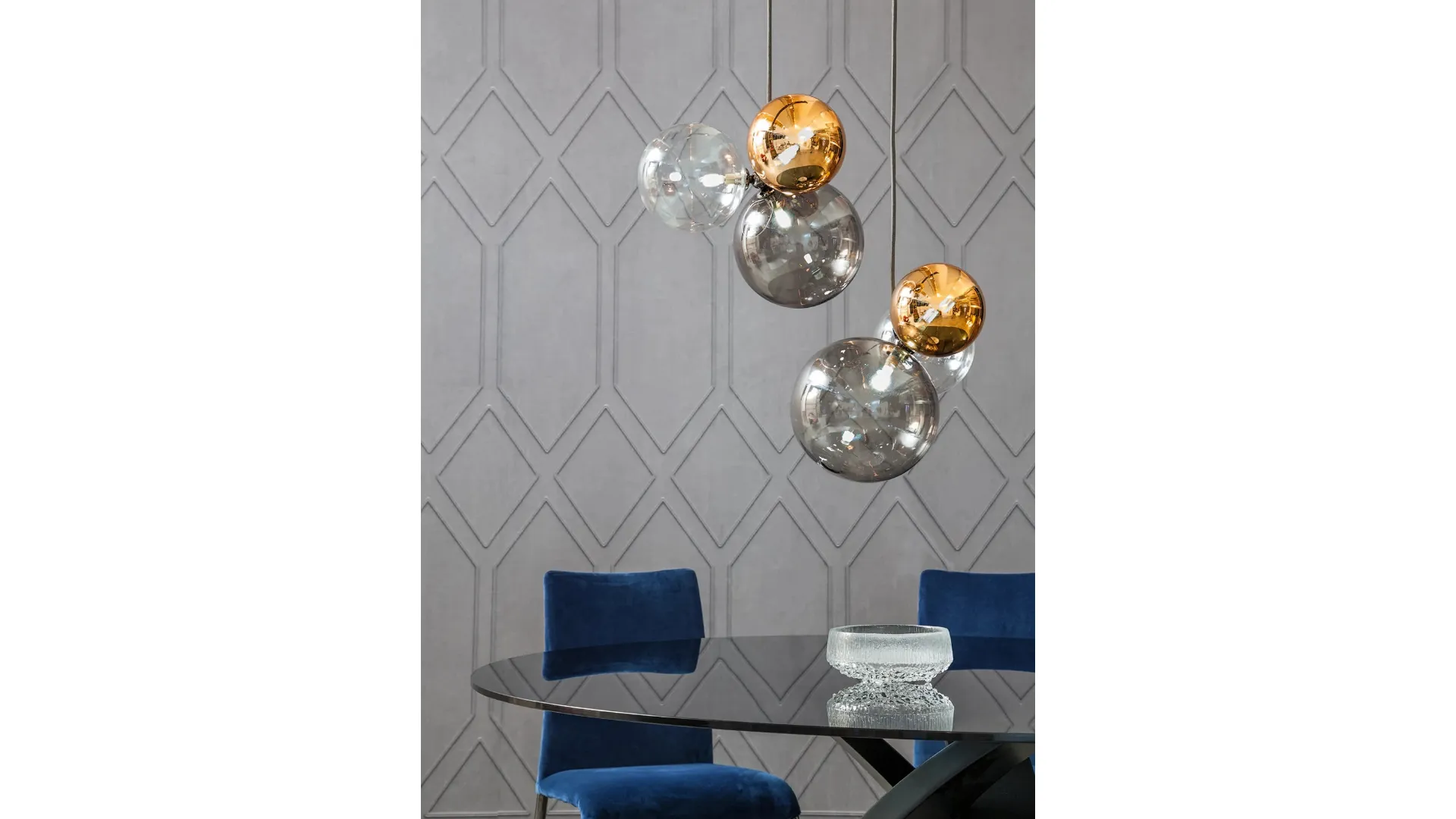 Lampada a sospensione composta da sfere in vetro colorato Atomo di Tonin Casa