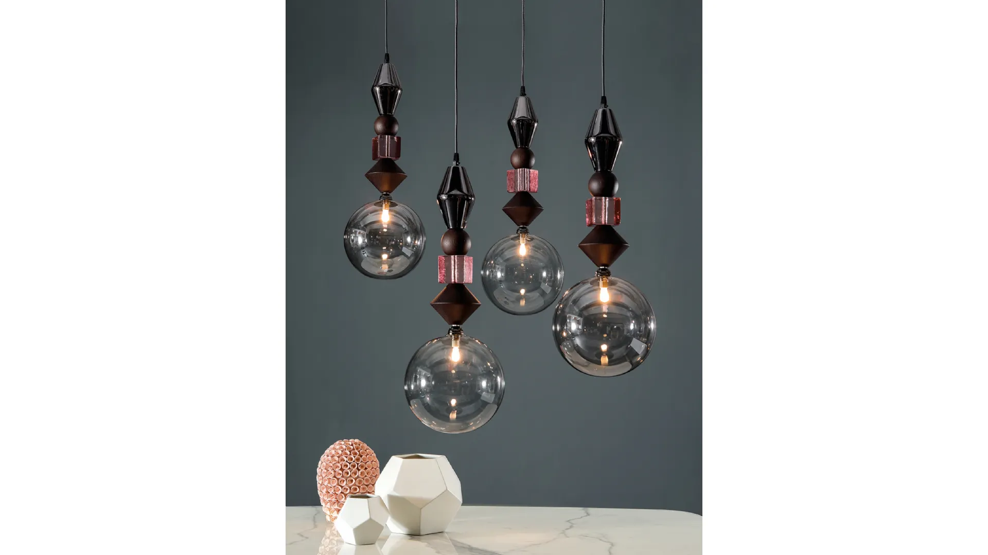 Lampada a sospensione composta da rovere, noce, oro, platino e vetro Pandora Light di Tonin Casa