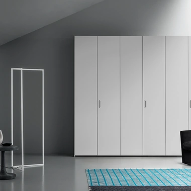 Armadio con ante battenti Aria Simple Incavo di Kristalia