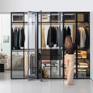 Armadio con ante in vetro Aria telaio di Kristalia