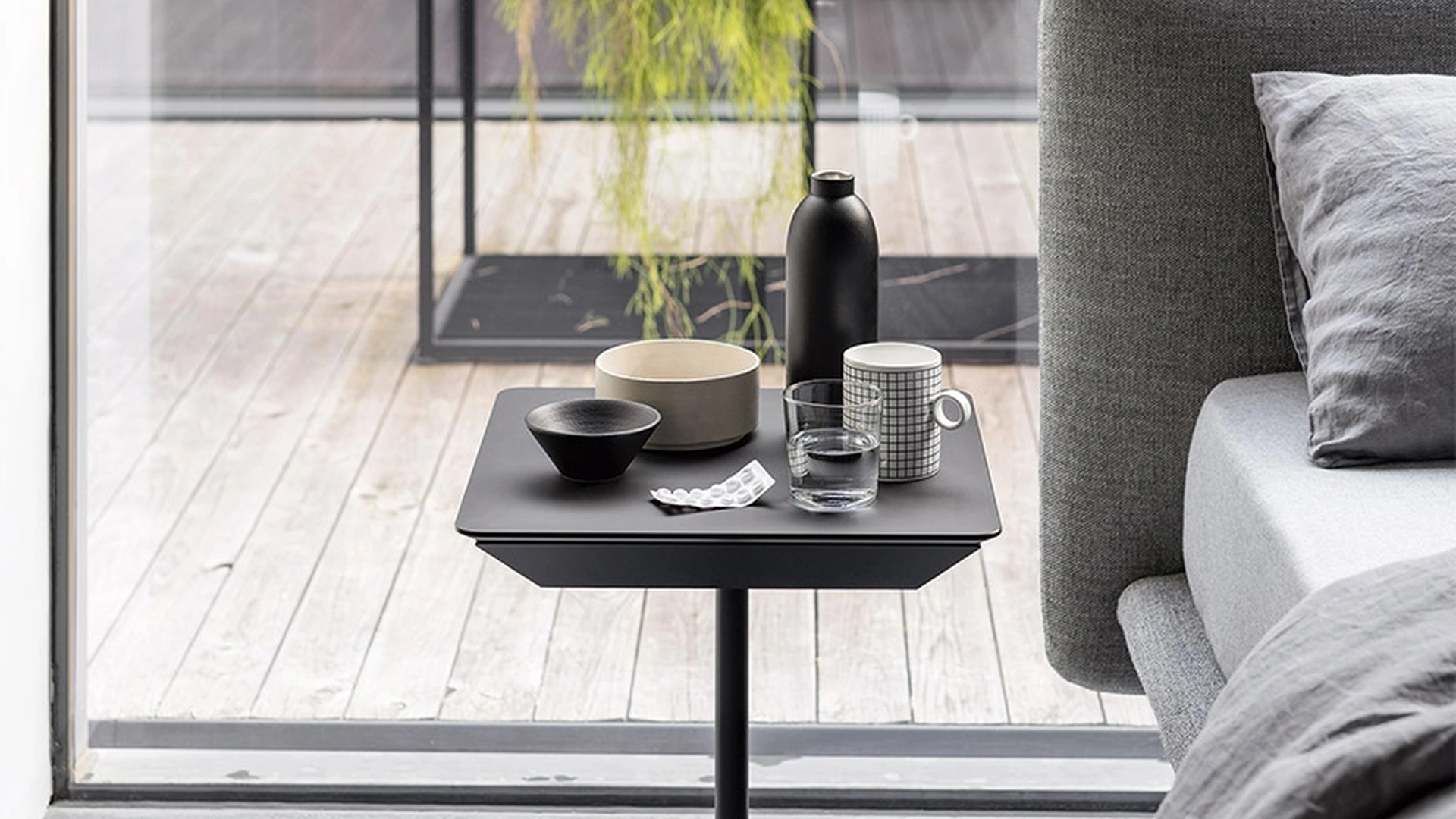 Comodino Tag in laminato di Kristalia