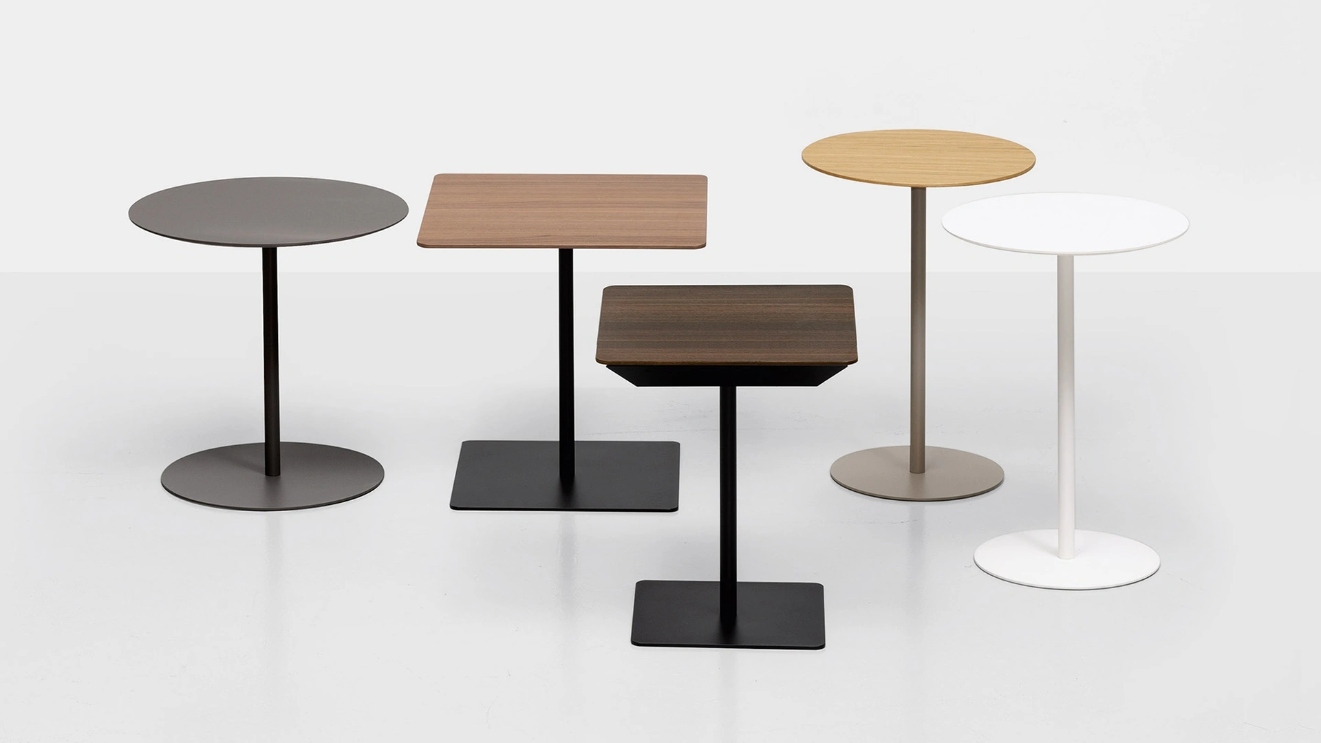 Comodino Tag in laminato o in essenza di Kristalia