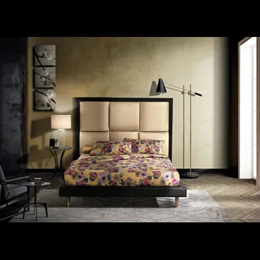 Letto matrimoniale con testiera a quadri in rilievo Bild di Artigianaletti