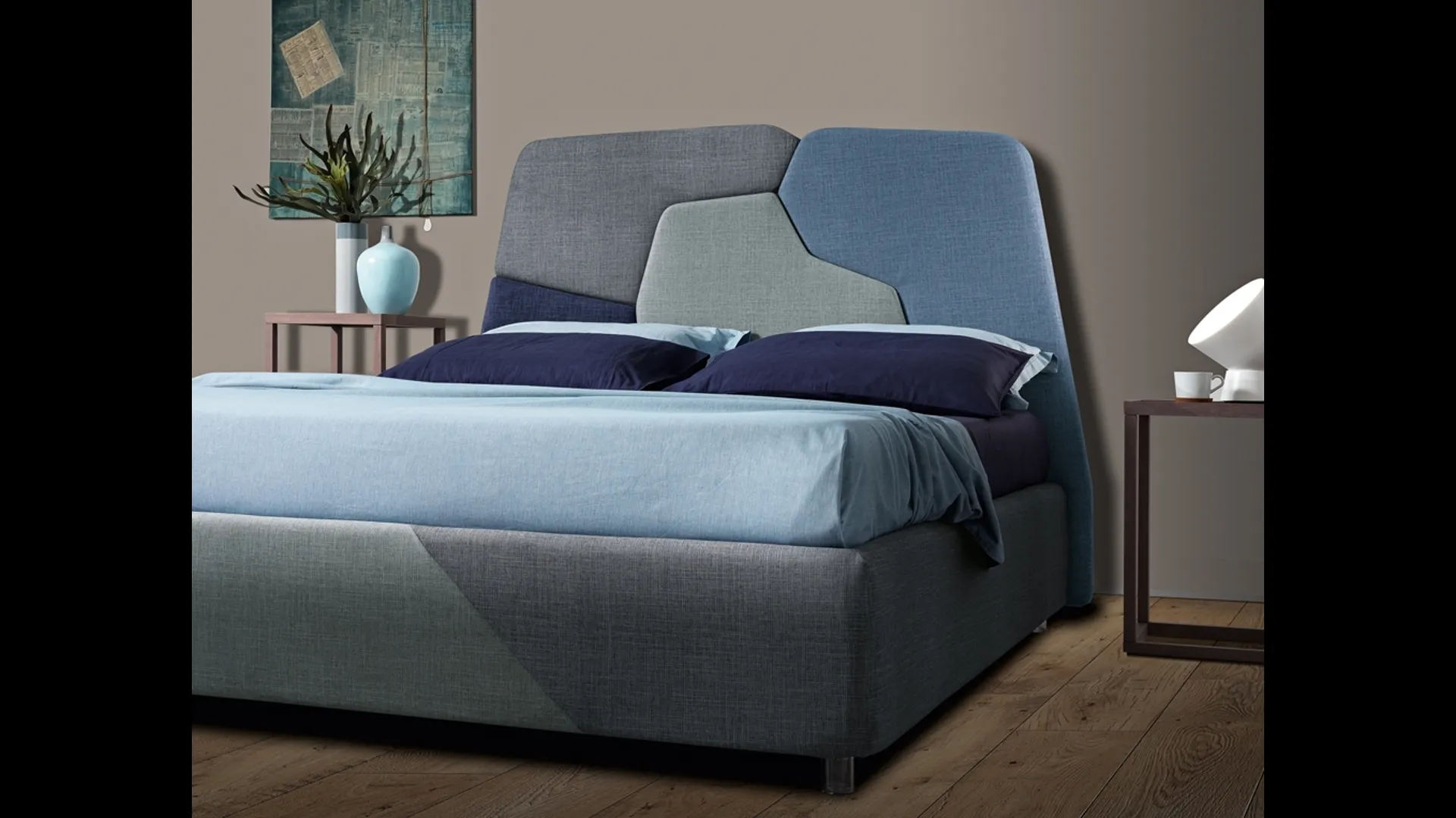 Letto in tessuto azzurro in varie gradazioni con testiera Cusco di Artigianaletti