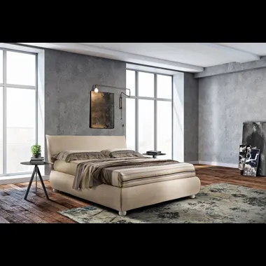 Letto in tessuto beige con giroletto bombato Felix di Artigianaletti