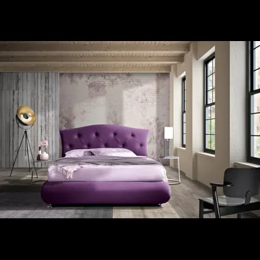 Letto con testiera sagomata e trapuntata e giroletto bombato King di Artigianaletti