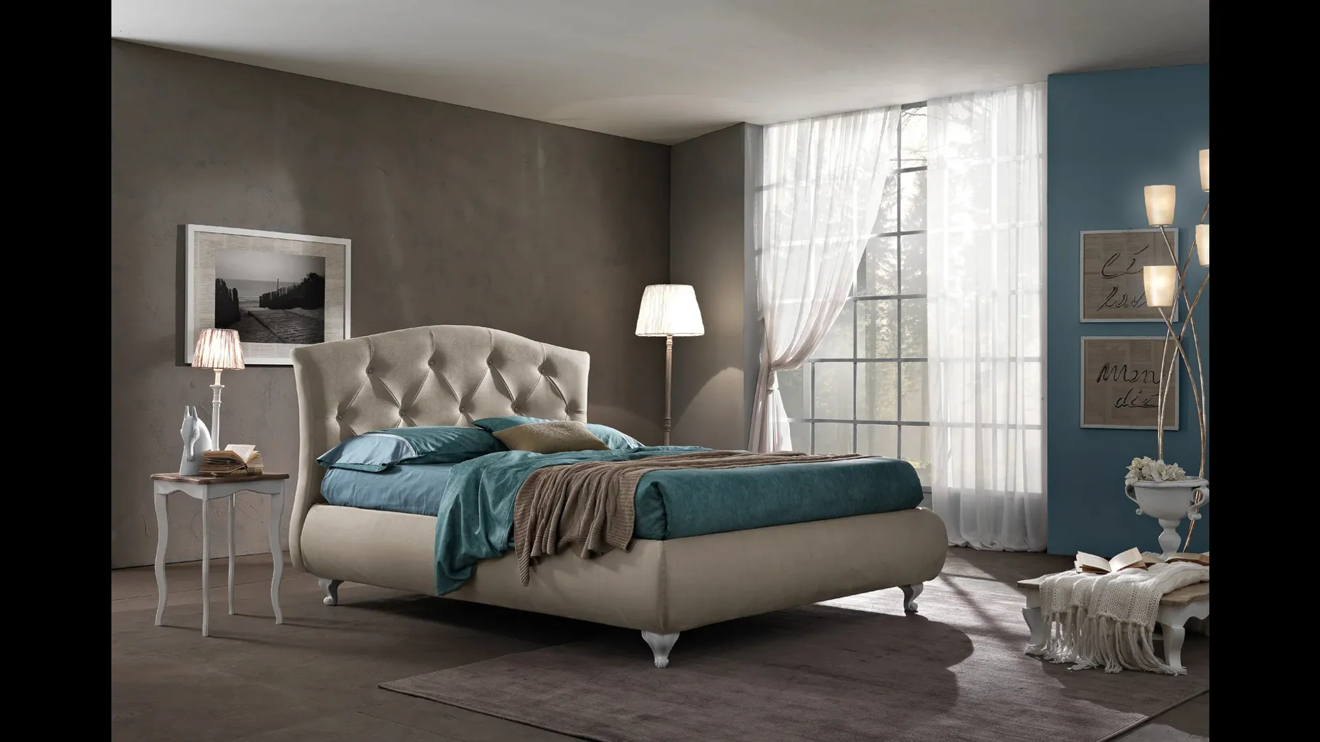 Letto con testiera sagomata e trapuntata e giroletto bombato King di Artigianaletti