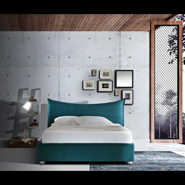 Letto in tessuto color petrolio con testiera sagomata morbida e avvolgente Pavese di Artigianaletti