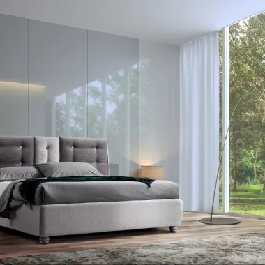 Letto in tessuto bicolore con testiera a 3 pannelli trapuntati Xenial di Artigianaletti