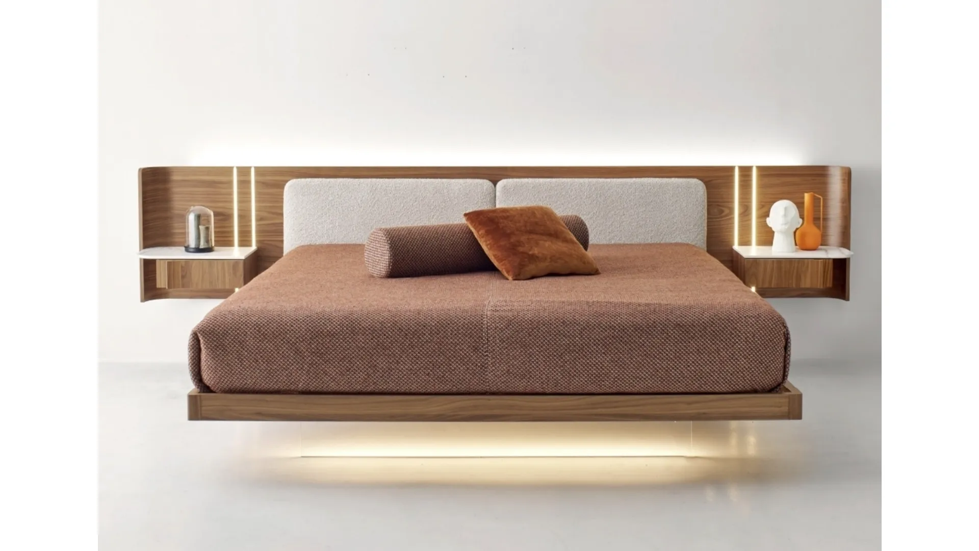 Letto Book Fluttuante con testiera in legno e pannelli in tessuto di Modesign