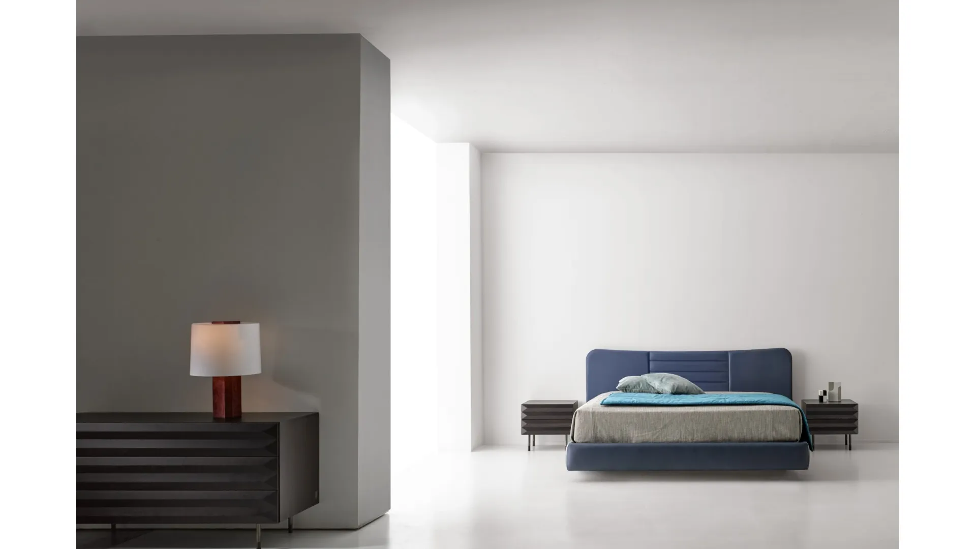Letto Birkin Fluttuante con testiera di Modesign