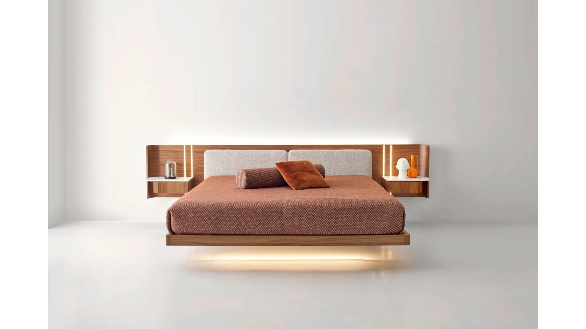 Letto Book Fluttuante in legno con testiera in tessuto imbottito di Modesign