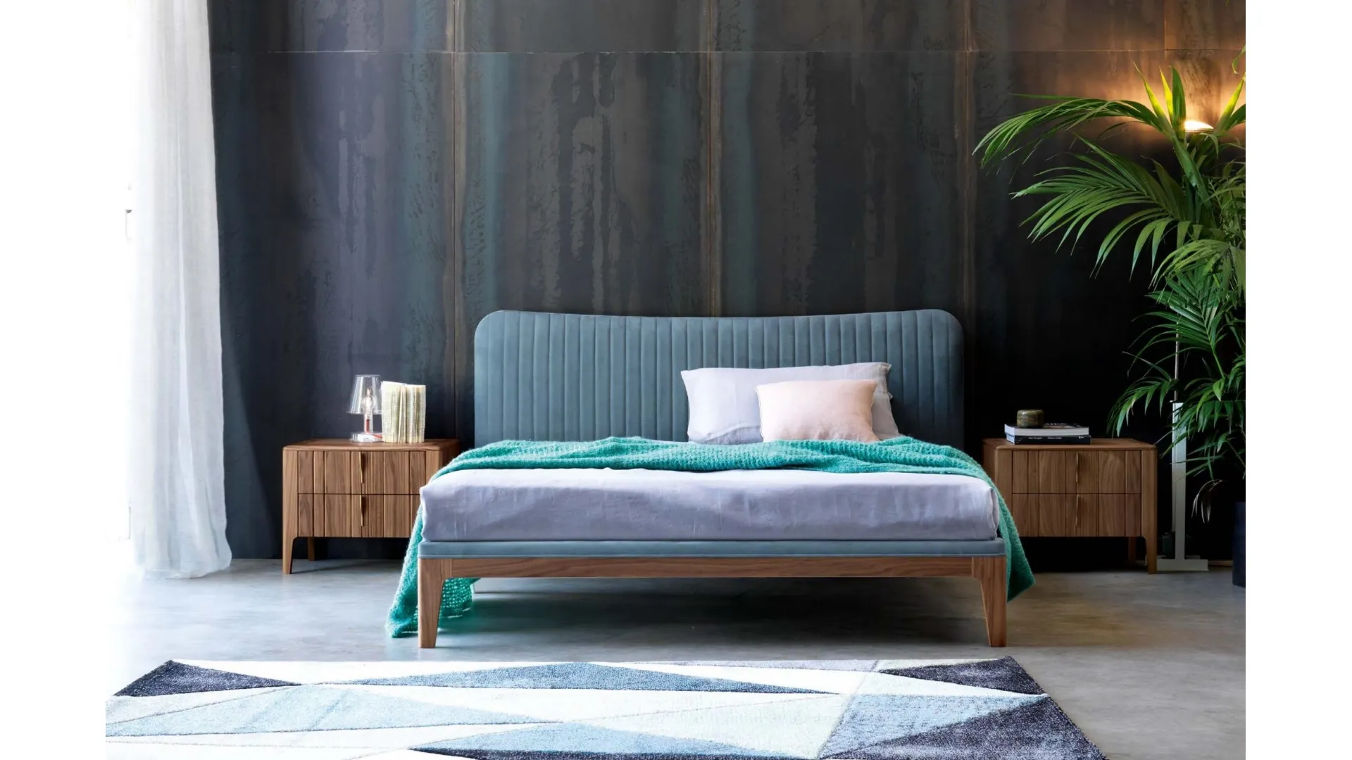 Letto Butterfly in legno con testiera in econabuk di Modesign