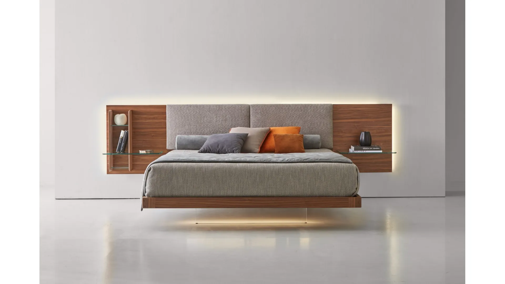 Letto York Fluttuante in legno con testiera in tessuto imbottito di Modesign