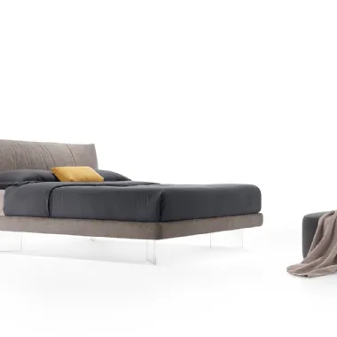Letto con testiera confortevole e avvolgente con cerniera colorata pressofusa e basamento trasparente Era Zip di Rosini Night