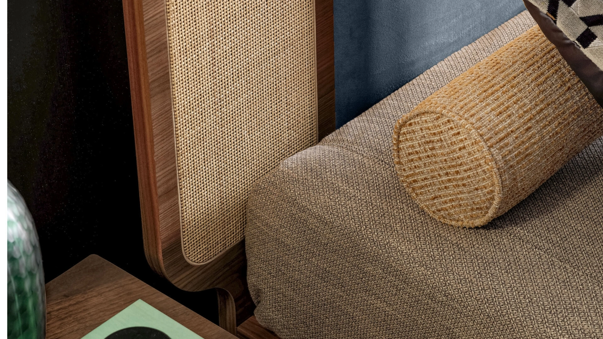 Letto con testiera in legno, paglia di Vienna ed econabuk Shanghai di Modesign