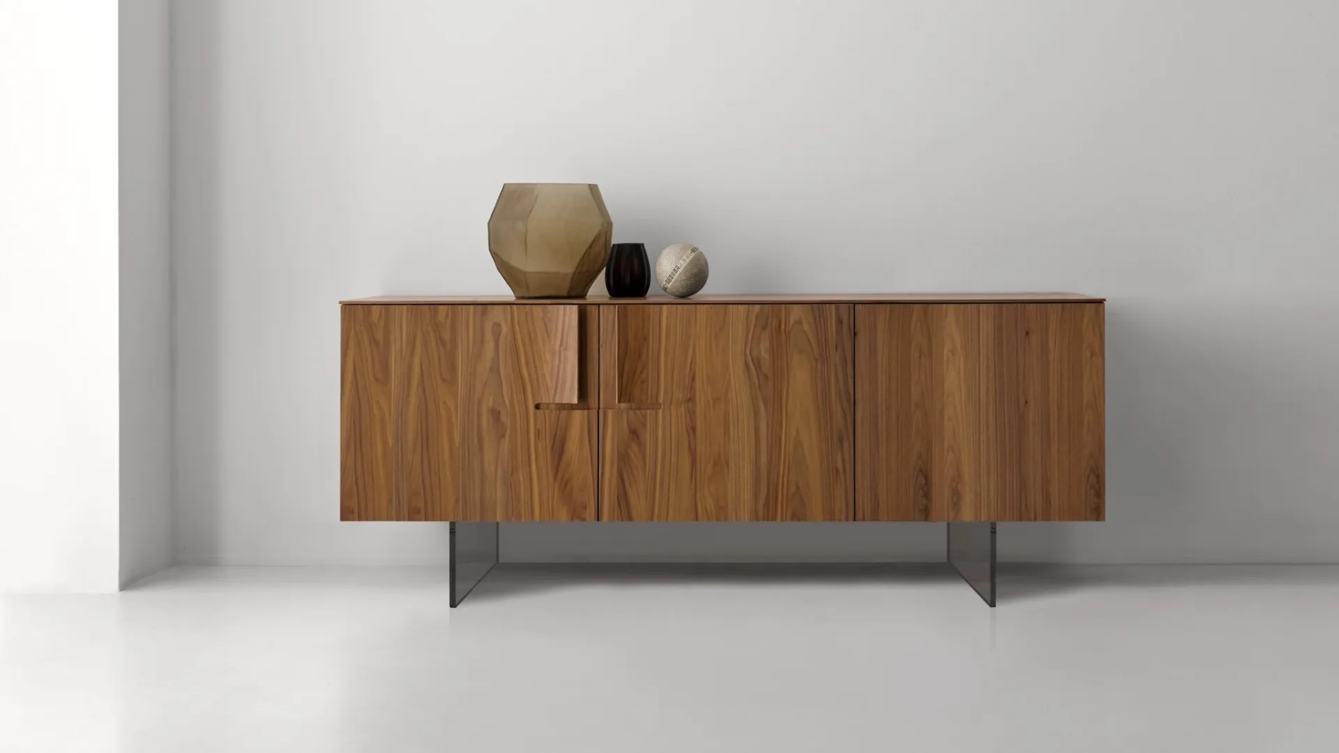 Madia in noce canaletto con base in vetro Book di Modesign