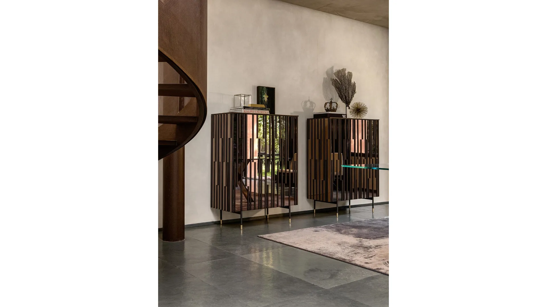 Madia Drops realizzata con gocce in legno massello applicate sulle ante effetto specchio bronzato di Tonin Casa