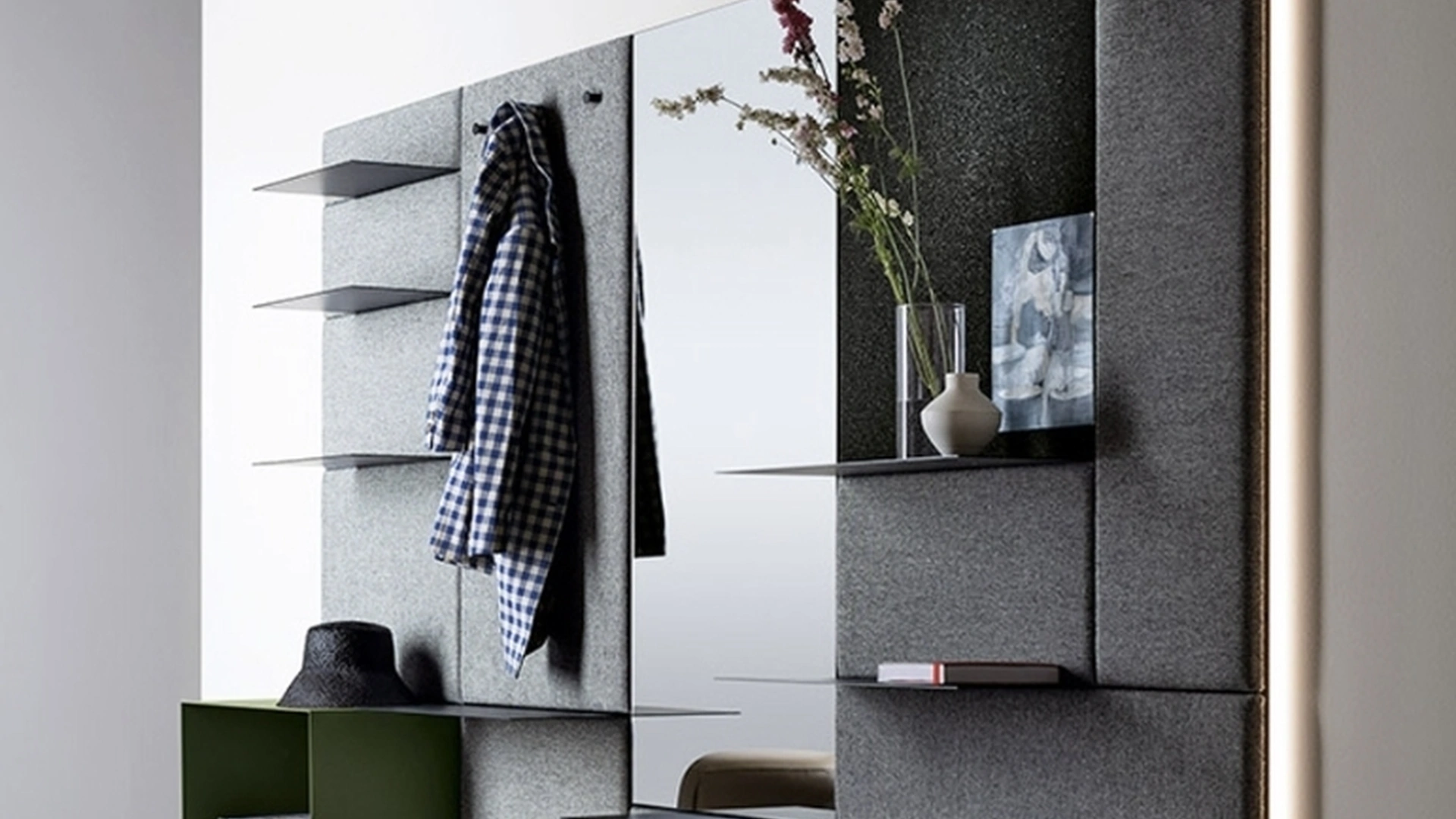 Mobile ingresso Avenue Boiserie in tessuto con mensole in metallo di Kristalia