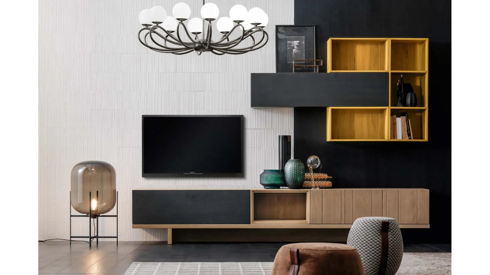Parete Attrezzata in noce canaletto finitura antracite e giallo Composizione 84 di Modesign