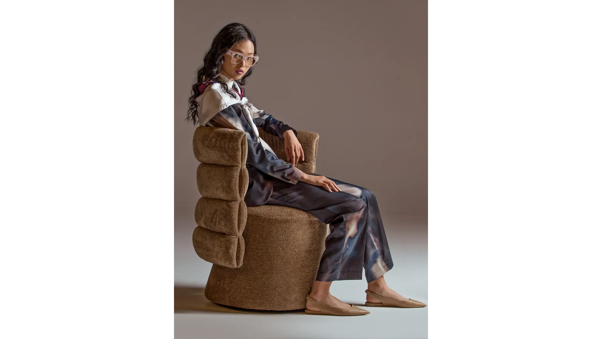 Poltroncina di design in tessuto imbottito Lady G di Calia