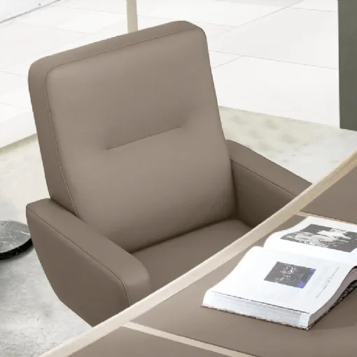 Poltrona girevole in ecopelle Gotham di Modesign