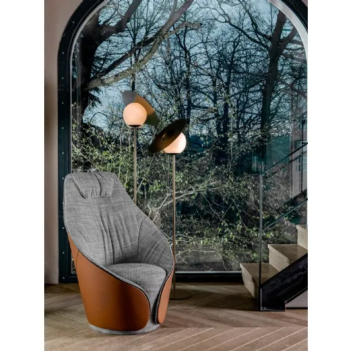Poltroncina Mama in tessuto con rivestimento esterno in pelle e schienale alto di Tonin Casa