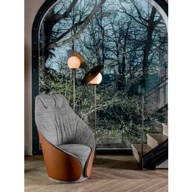 Poltroncina Mama in tessuto con rivestimento esterno in pelle e schienale alto di Tonin Casa