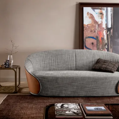 Divano avvolgente dal design ricercato in tessuto con rivestimento esterno in pelle Mama di Tonin Casa