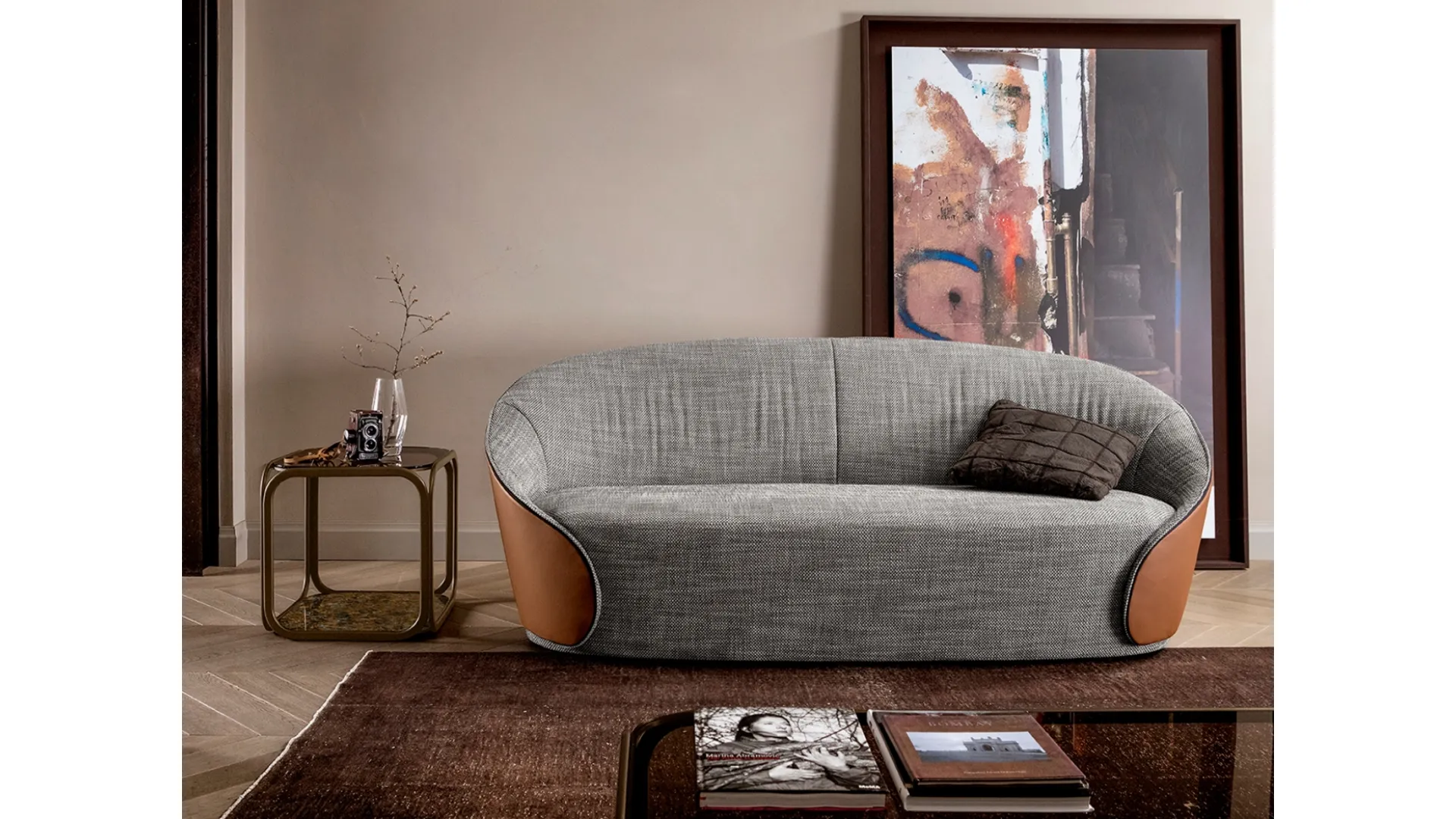 Divano avvolgente dal design ricercato in tessuto con rivestimento esterno in pelle Mama di Tonin Casa
