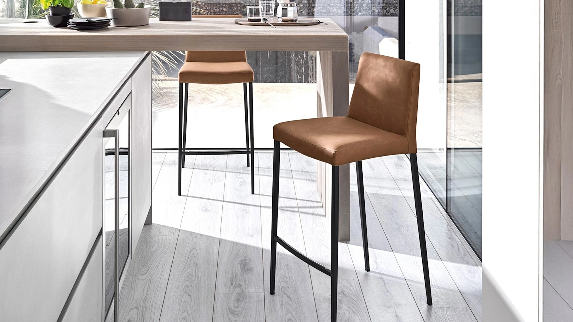 Sgabello Aida in pelle di Calligaris