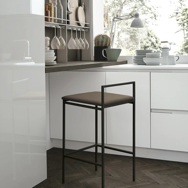 Sgabello in metallo con seduta in ecopelle July di Sedit