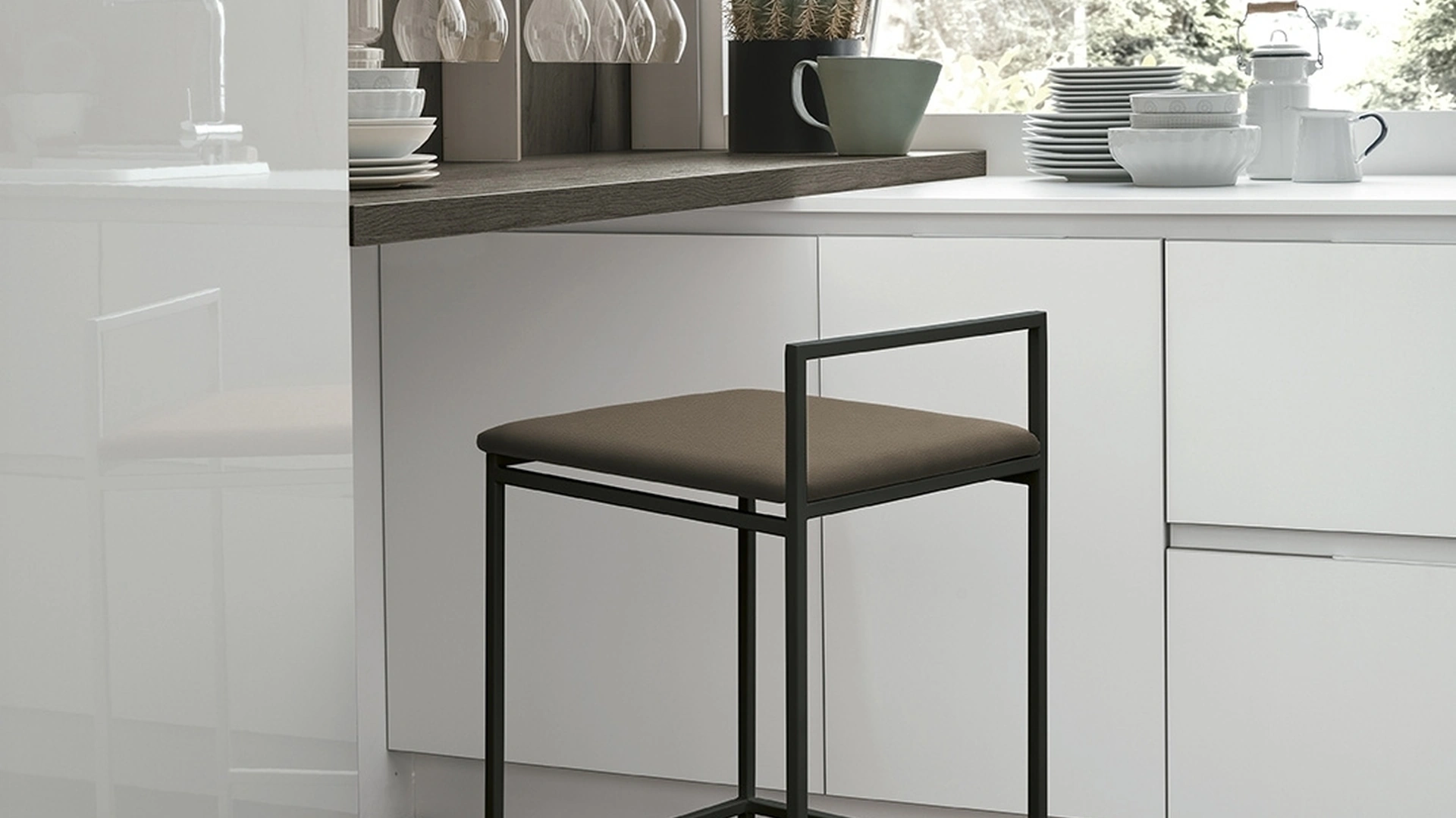 Sgabello in metallo con seduta in ecopelle July di Sedit