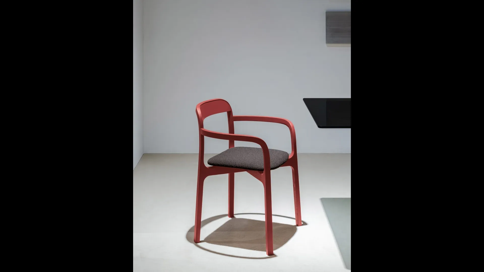 Sedia impilabile Contorna di Kristalia