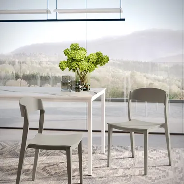 Sedia impilabile con struttura integrale in polipropilene Mira di Ingenia