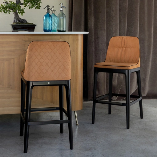 Sgabello Mivida Élite con trapuntatura a rombi sullo schienale di Tonin Casa