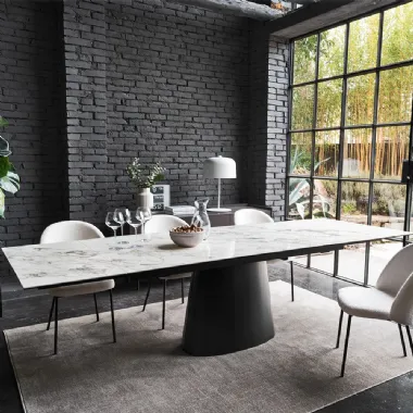 Tavolo Ellisse con top in ceramica e base monolitica in lamiera di Connubia