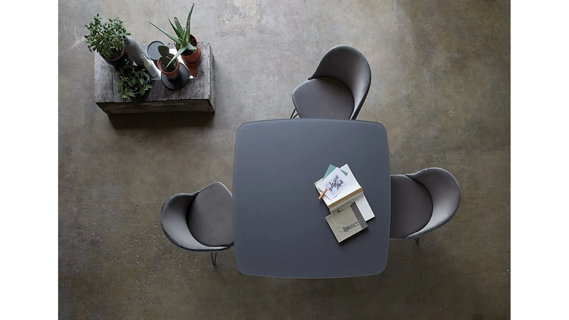 Tavolo Giotto T25 con top in vetro di Friulsedie
