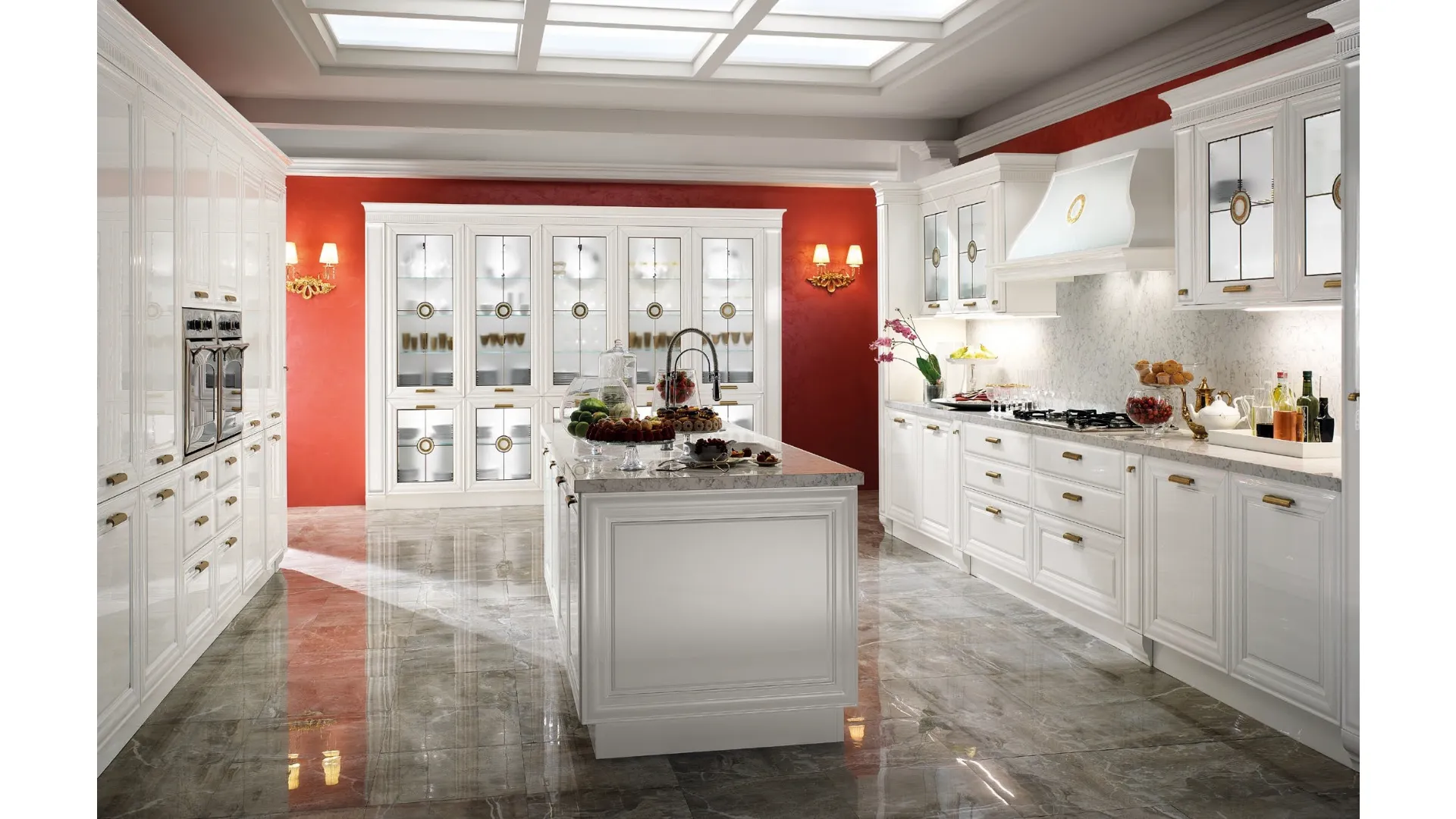 Cucina Classica con isola Imperiale in laccato Bianco Lucido di Le Cucine dei Mastri