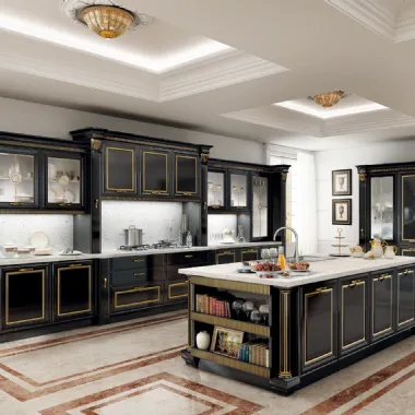 Cucina Classica con isola in laccato Nero Lucido con finiture oro e top in marmo Imperiale di Le Cucine dei Mastri