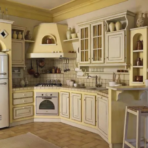 Cucina angolare in Muratura Mastro Dante in legno finitura Bianco Antico con bordo Giallo Le Cucine dei Mastri