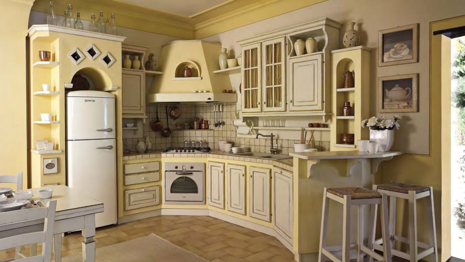 Cucina angolare in Muratura Mastro Dante in legno finitura Bianco Antico con bordo Giallo Le Cucine dei Mastri