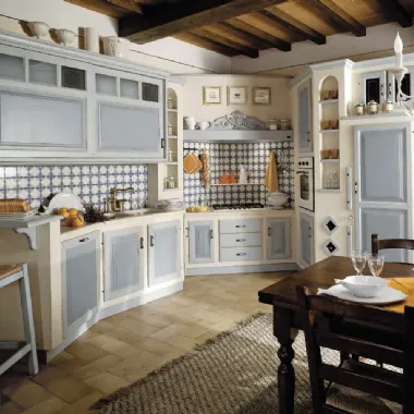 Cucina angolare in Muratura Mastro Leone in finitura laccato Celeste Antico di Le Cucine dei Mastri