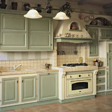 Cucina lineare in Muratura Mastro Leone in legno finitura Verde Antico con bordo Panna di Le Cucine dei Mastri