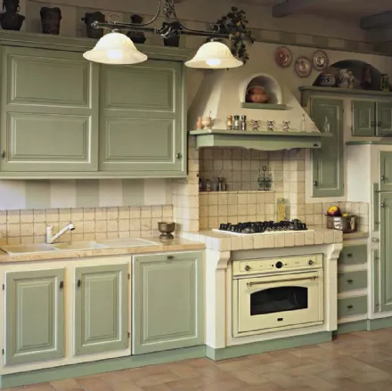 Cucina lineare in Muratura Mastro Leone in legno finitura Verde Antico con bordo Panna di Le Cucine dei Mastri